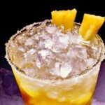 Caipirinha de abacaxi: receita que foge do tradicional para curtir os melhores momentos