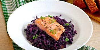 salmão grelhado com repolho roxo
