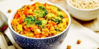 salada com quinoa e brócolis