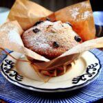 Aprenda a como fazer esta deliciosa receita de muffin com amêndoas e passas em sua casa e deixe todo mundo de boca aberta nas festas final de ano.
