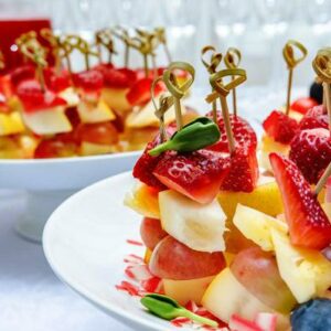 Receita de espetinho de frutas para tornar o seu dia mais nutritivo
