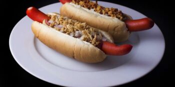 cachorro-quente com cebola crocante
