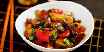 carne, legumes e shoyu