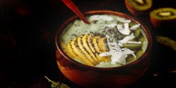 tigela de chia com kiwi e frutas