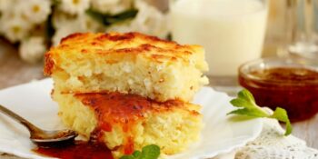 bolo de aipim com geleia de morango