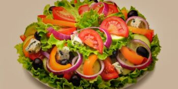 salada com queijo gorgonzola