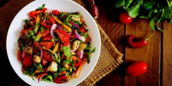 salada de rúcula, tomate e bacon