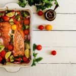 Salmão assado com legumes: receita fácil para acertar no ponto