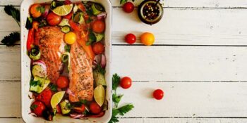 salmão assado com legumes