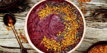 tigela com açaí e mirtilos