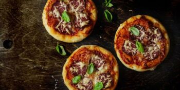 mini pizza de linguiça defumada