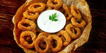 anéis de lula empanados com queijo parmesão