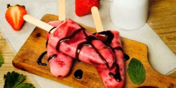 picolé de morango e iogurte