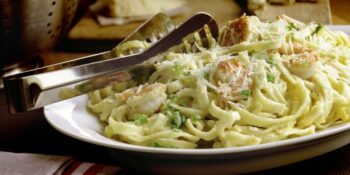 Macarrão ao molho branco com camarão