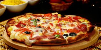 pizza com presunto e azeitona