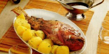 peixe frito com batatas