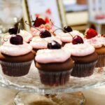 Mini bolo com marshmallow e cereja