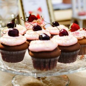 Mini bolo com marshmallow e cereja