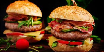 hambúrguer com rúcula e tomate