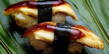 sushi niguiri de ovas de arenque