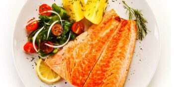 salmão grelhado com açafrão