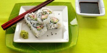 sushi uramaki com kani e gergelim