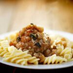 Receita de macarrão parafuso com almôndegas bem fácil para almoço preguiçoso