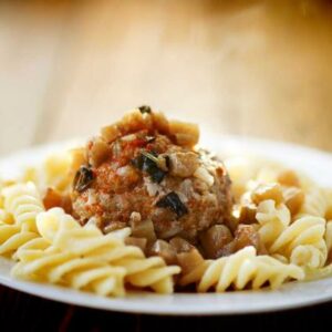Receita de macarrão parafuso com almôndegas bem fácil para almoço preguiçoso