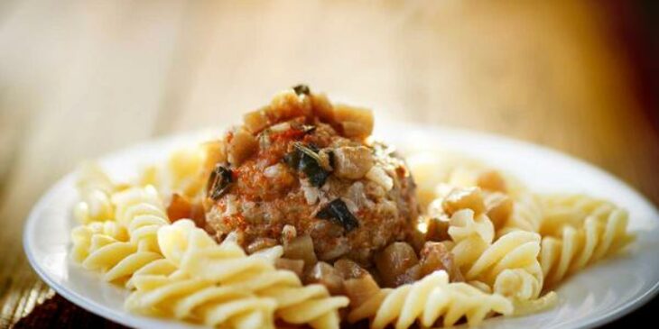 Receita de macarrão parafuso com almôndegas bem fácil para almoço preguiçoso