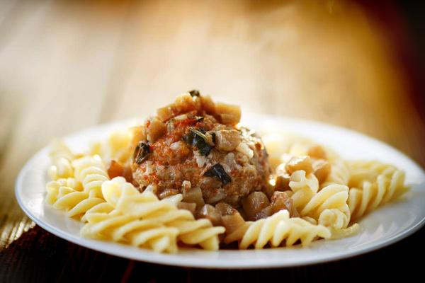 Receita de macarrão parafuso com almôndegas bem fácil para almoço preguiçoso