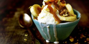 sorvete com banana e calda de caramelo