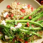 Receita de salada de quinoa com romã fácil e saborosa