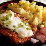 Sobrecoxa grelhada com molho branco: receita suculenta para desmanchar na boca