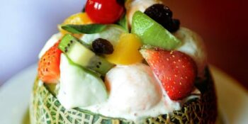 salada de fruta no melão