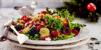 salada com alface e frutas