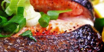 salmão grelhado com aipo e cebolinha
