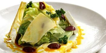 salada de alface e queijos