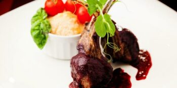 costeleta de cordeiro ao molho cabernet