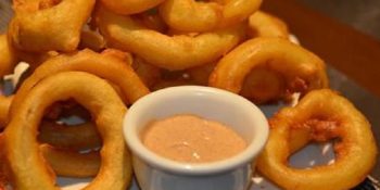 Cebola empanada com molho rosé