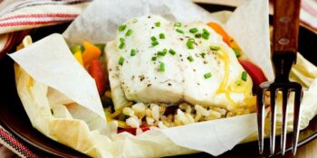 peixe ao forno com arroz e legumes
