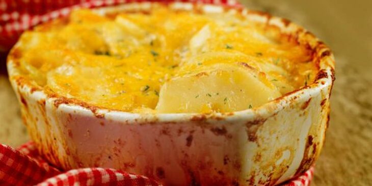 Receita de gratinado de batata e queijo cheddar de preguiçoso