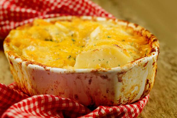 Receita de gratinado de batata e queijo cheddar de preguiçoso