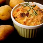 Creme de batatas e bacon gratinado: receita cremosa, fácil e simples