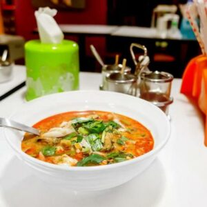 Receita de sopa de camarão e peixe cremosa e barata