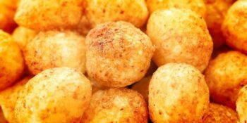 mini bolinho de arroz com queijo parmesão
