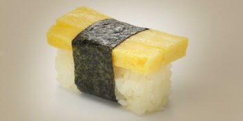sushi nigiri com tamagoyaki