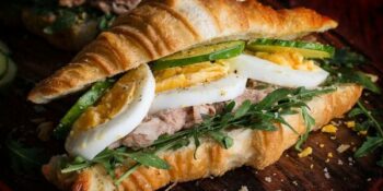 croissant com salada de atum