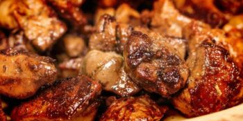 fígado de galinha e cogumelos