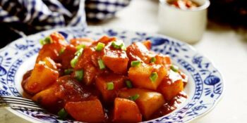 batata ensopada com molho de tomate