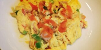 omelete com pimentão e tomate